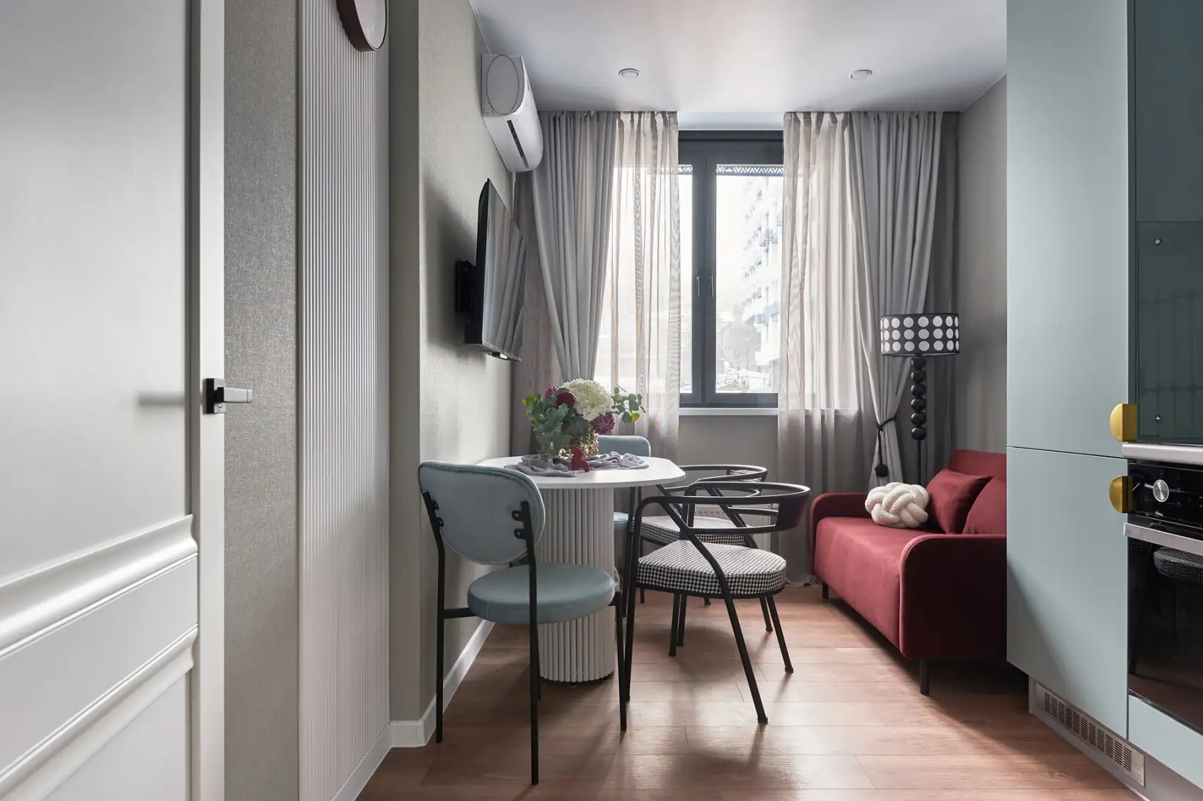 Nyugodt színpaletta, játékos formák a bútorokban és a dekorációban