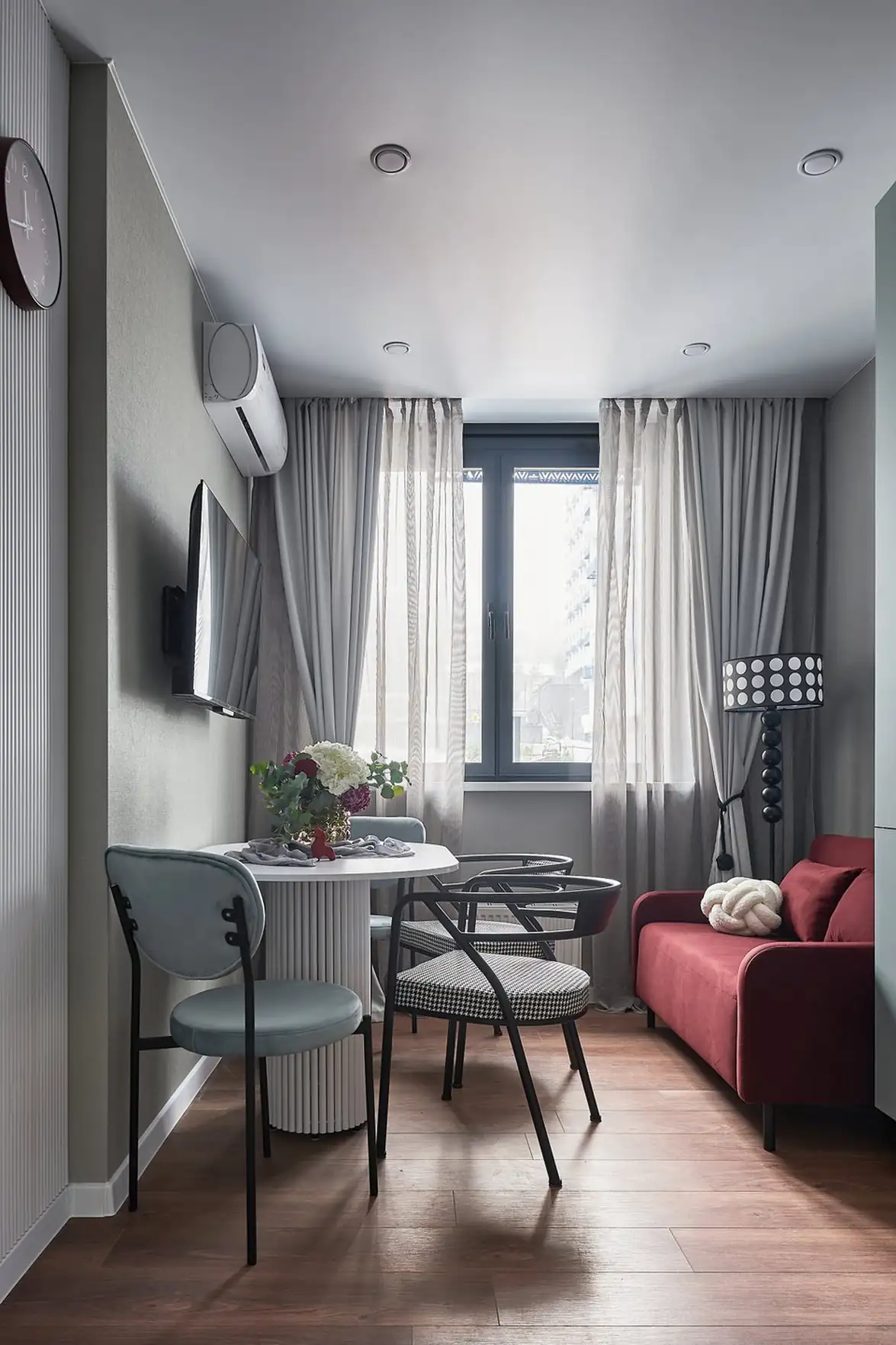 Nyugodt színpaletta, játékos formák a bútorokban és a dekorációban