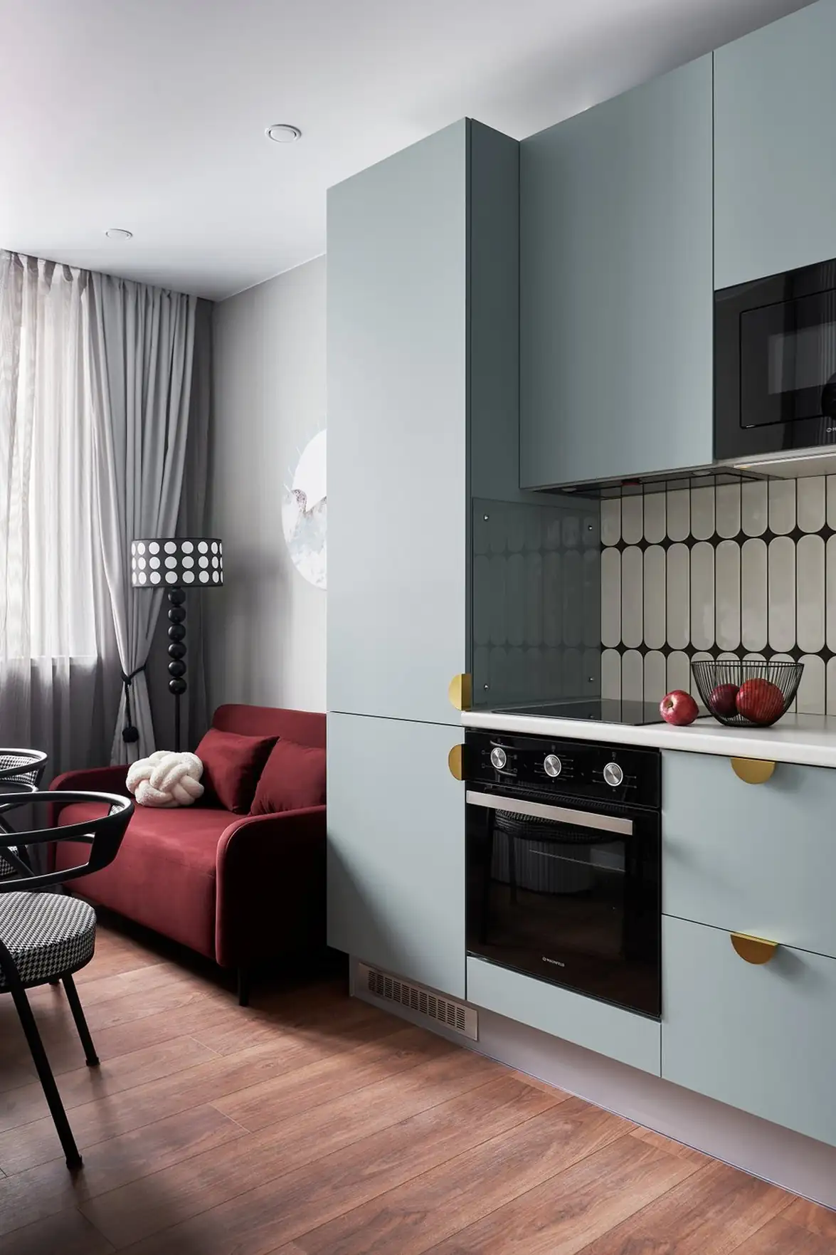 Nyugodt színpaletta, játékos formák a bútorokban és a dekorációban