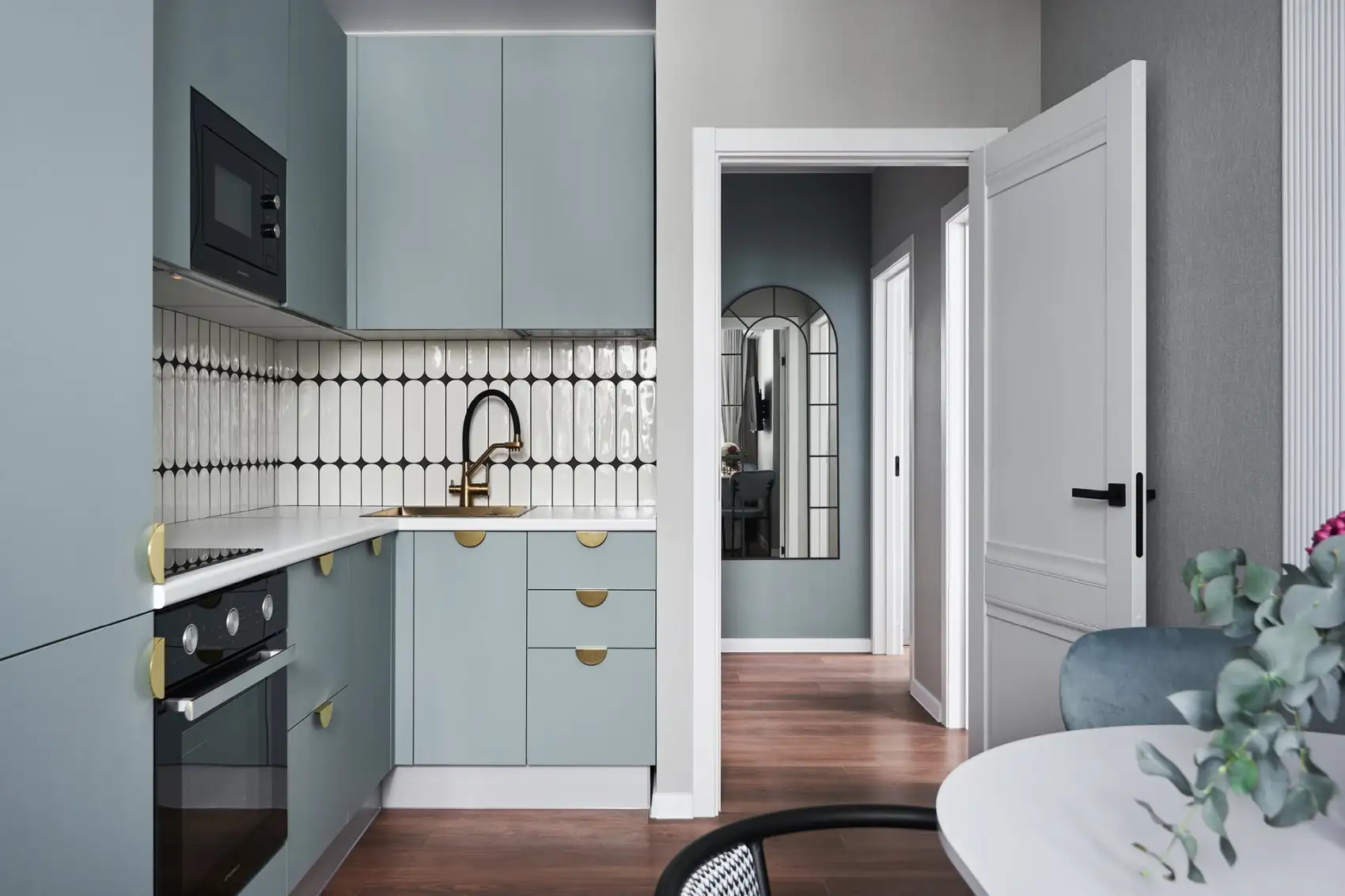 Nyugodt színpaletta, játékos formák a bútorokban és a dekorációban