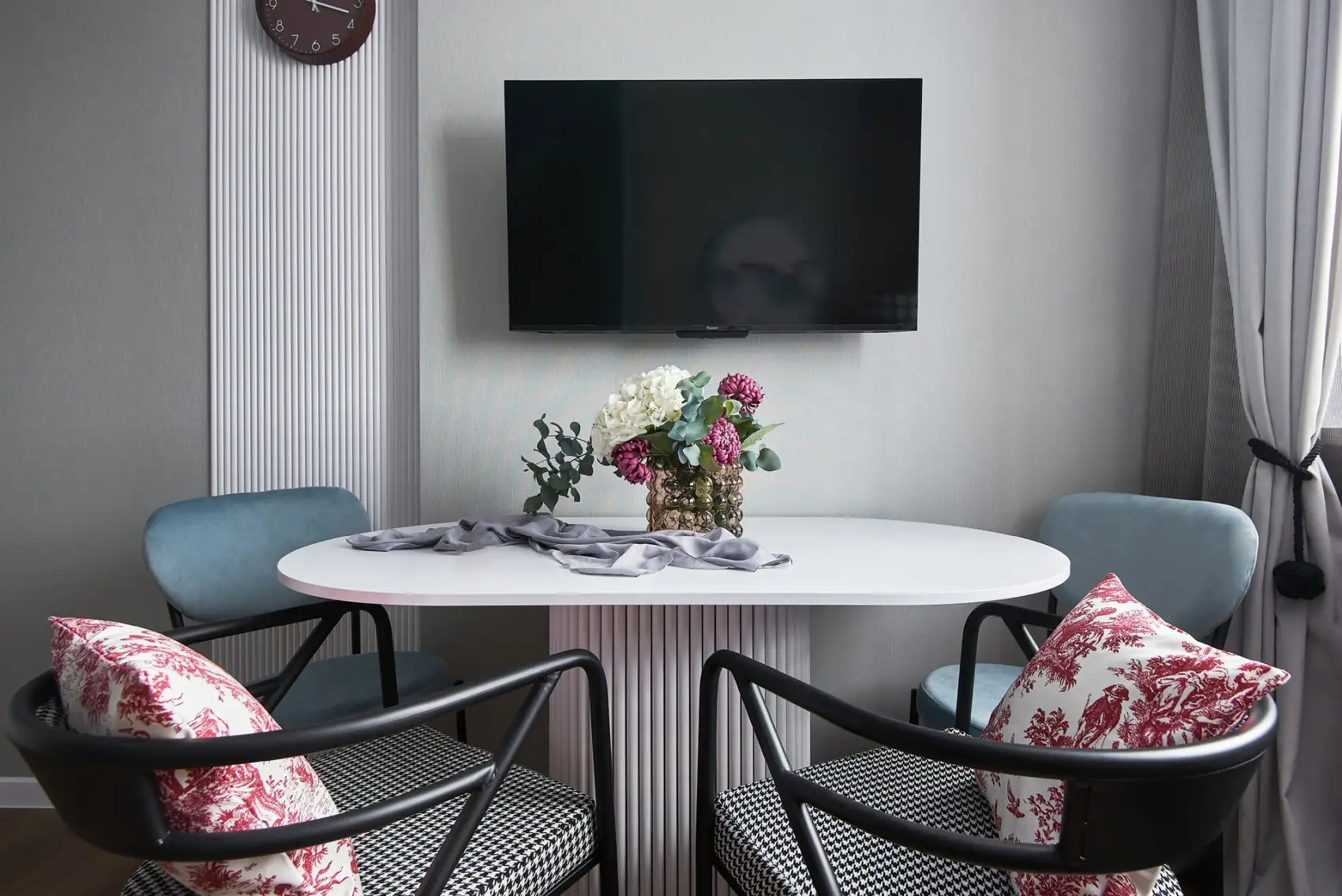 Nyugodt színpaletta, játékos formák a bútorokban és a dekorációban