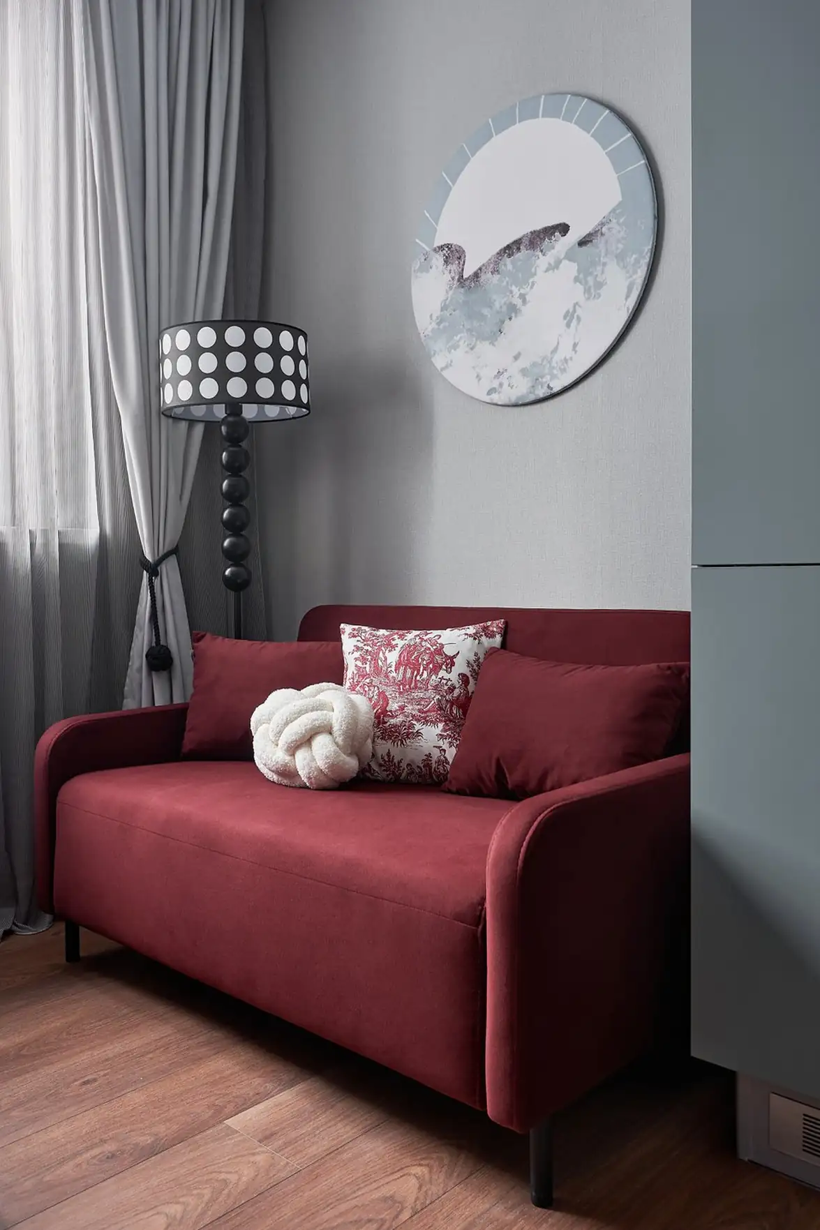 Nyugodt színpaletta, játékos formák a bútorokban és a dekorációban