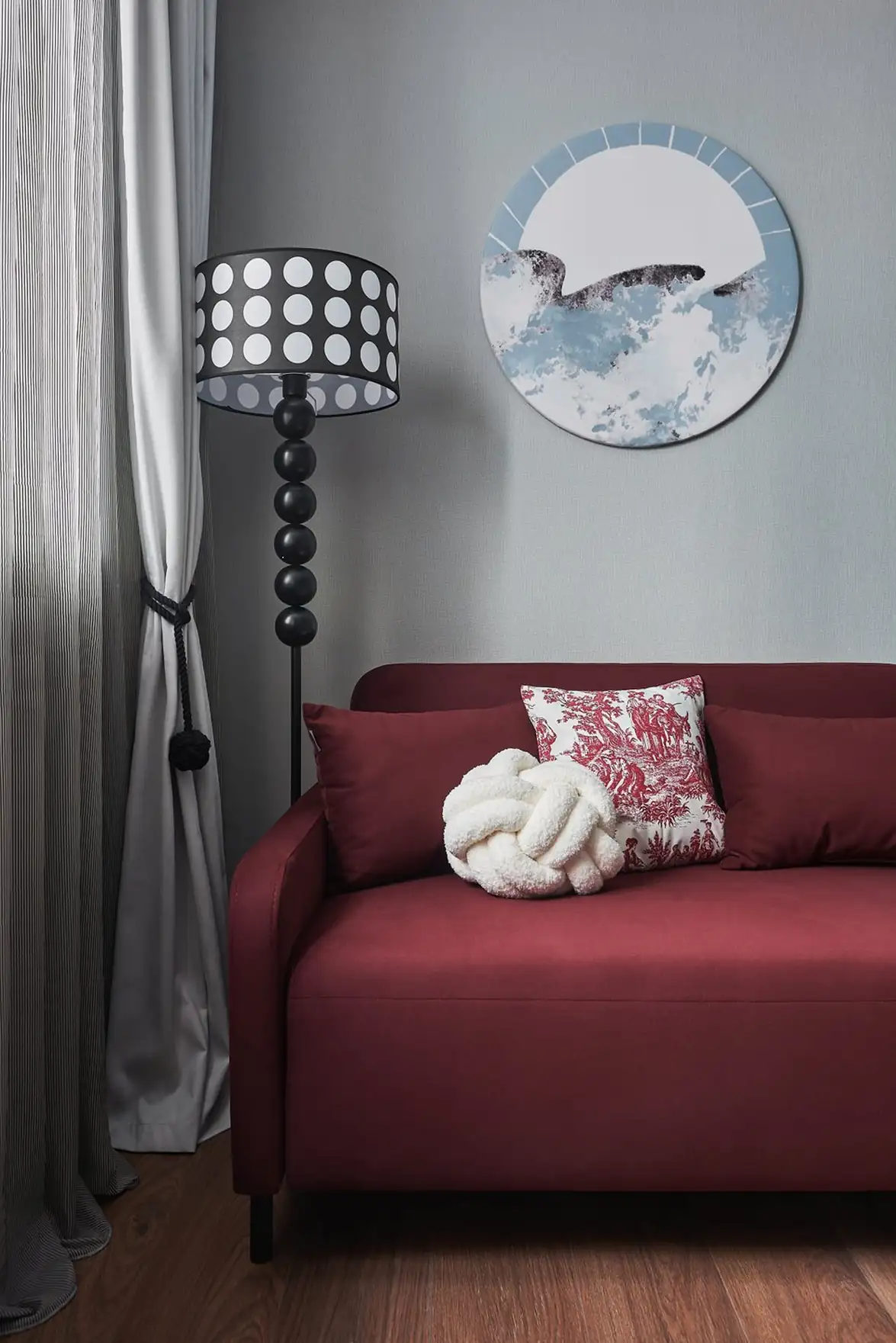 Nyugodt színpaletta, játékos formák a bútorokban és a dekorációban