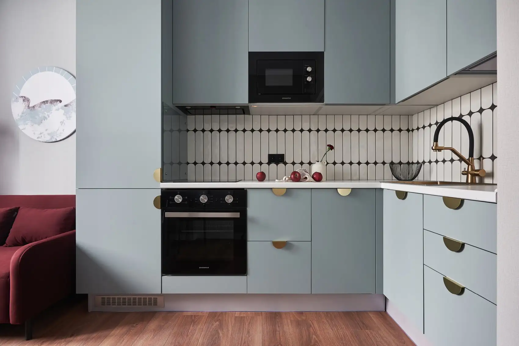 Nyugodt színpaletta, játékos formák a bútorokban és a dekorációban