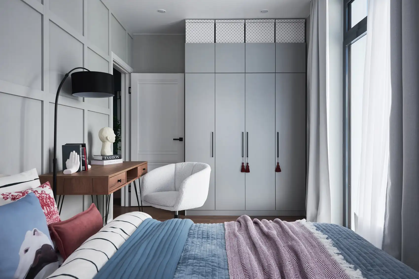 Nyugodt színpaletta, játékos formák a bútorokban és a dekorációban