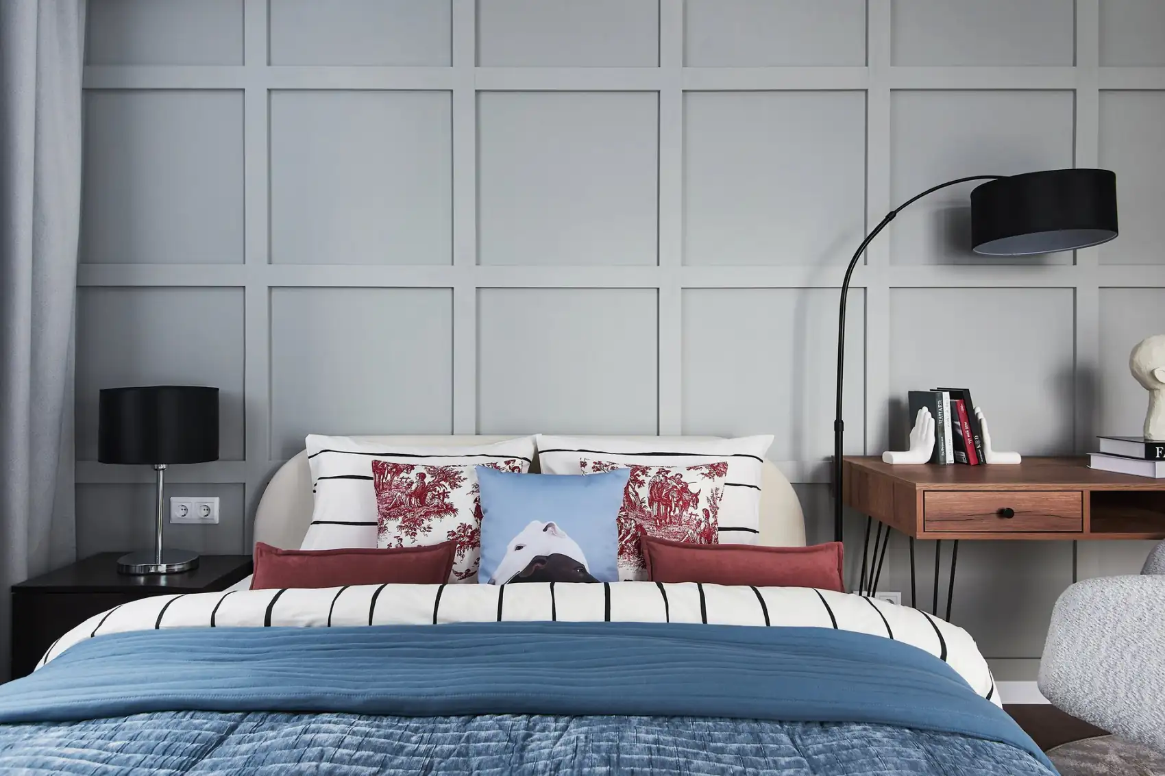 Nyugodt színpaletta, játékos formák a bútorokban és a dekorációban