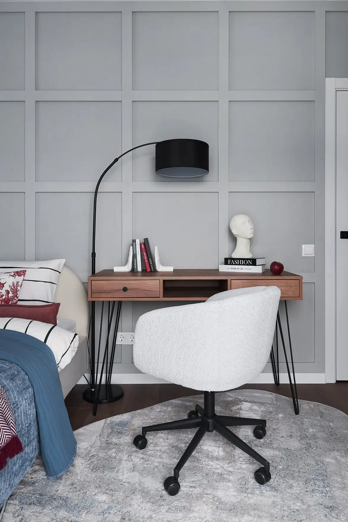 Nyugodt színpaletta, játékos formák a bútorokban és a dekorációban