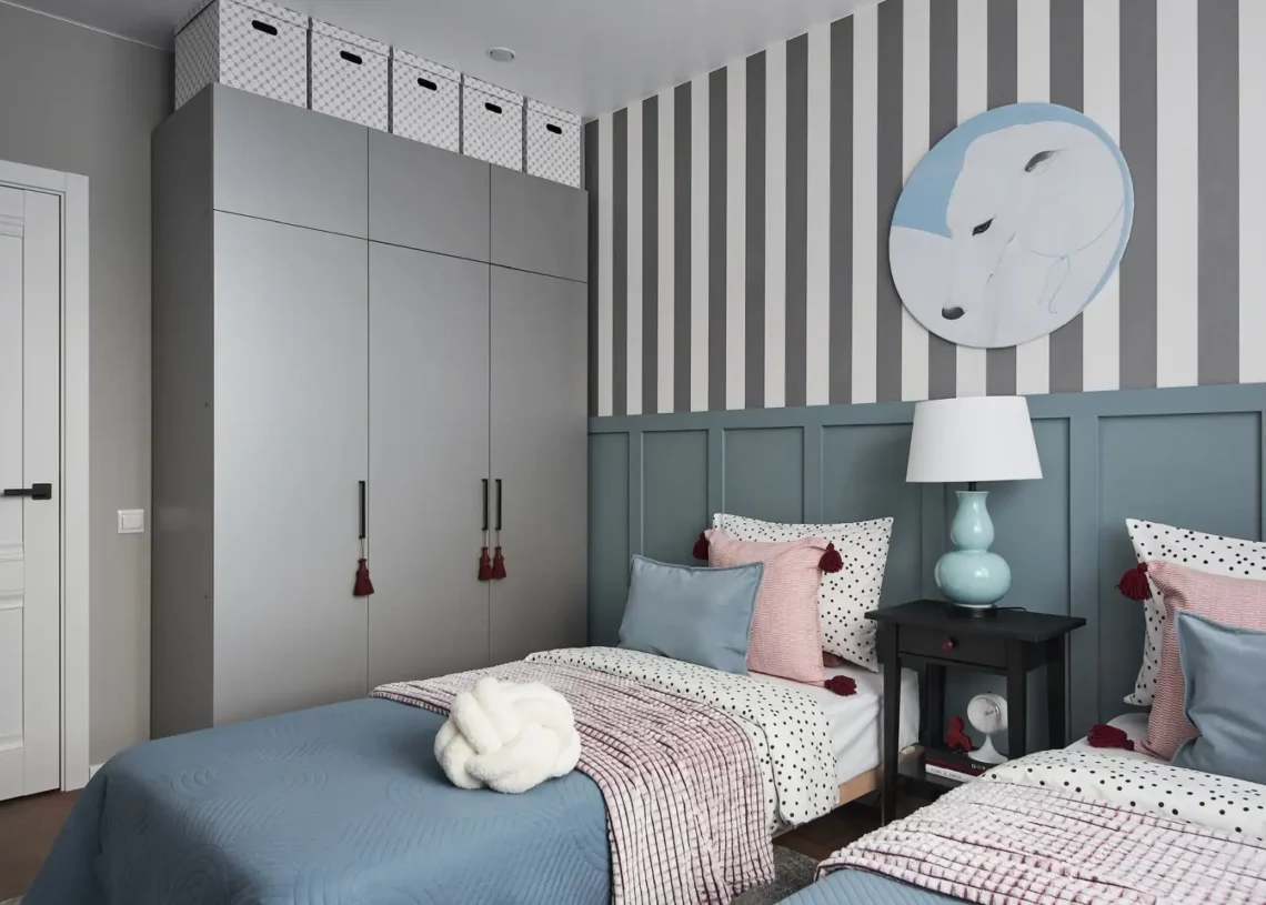 Nyugodt színpaletta, játékos formák a bútorokban és a dekorációban