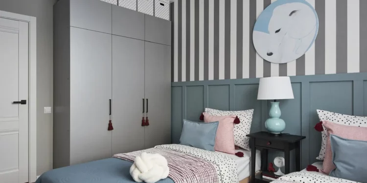 Nyugodt színpaletta, játékos formák a bútorokban és a dekorációban