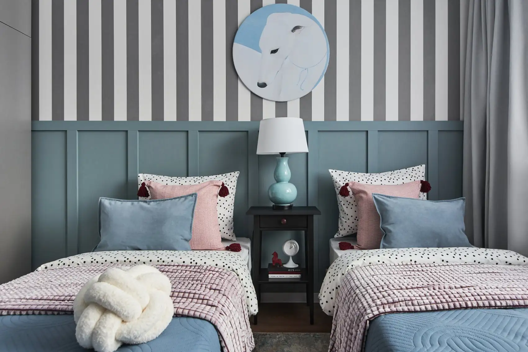 Nyugodt színpaletta, játékos formák a bútorokban és a dekorációban