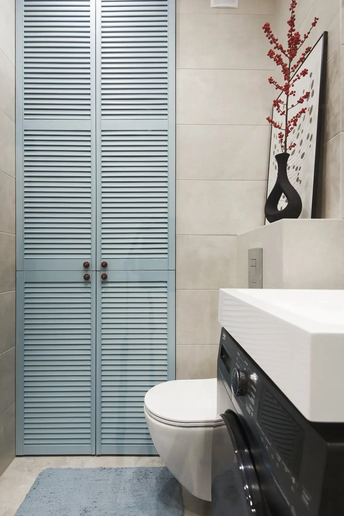 Nyugodt színpaletta, játékos formák a bútorokban és a dekorációban