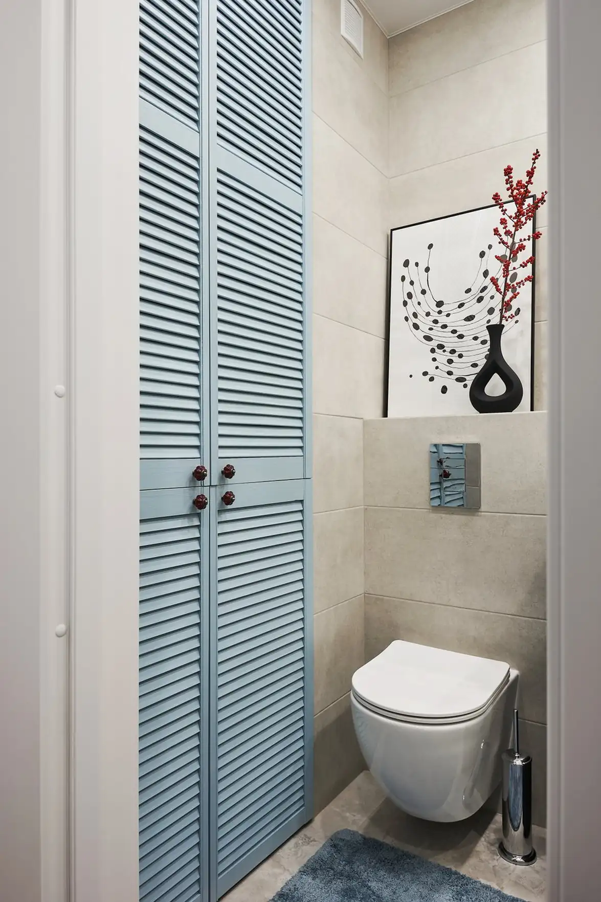 Nyugodt színpaletta, játékos formák a bútorokban és a dekorációban