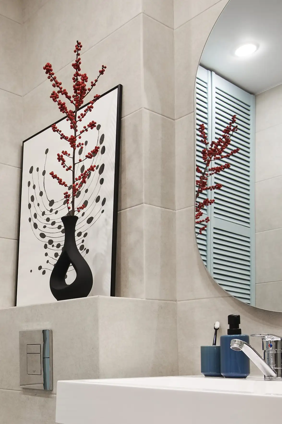 Nyugodt színpaletta, játékos formák a bútorokban és a dekorációban