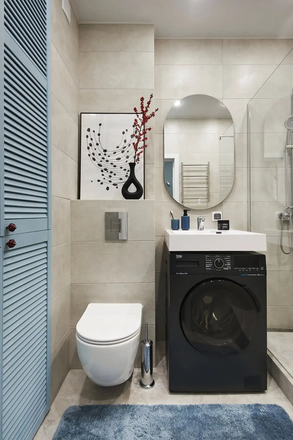 Nyugodt színpaletta, játékos formák a bútorokban és a dekorációban