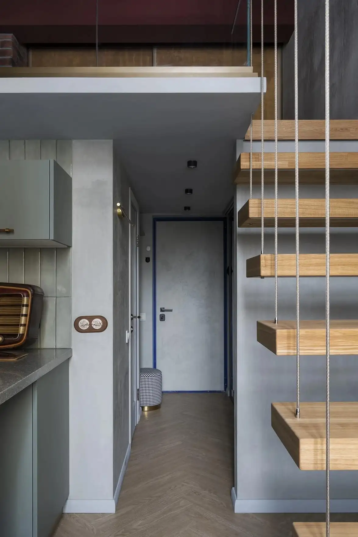 Retró rádió ihlette enteriőr, hálószoba a galérián