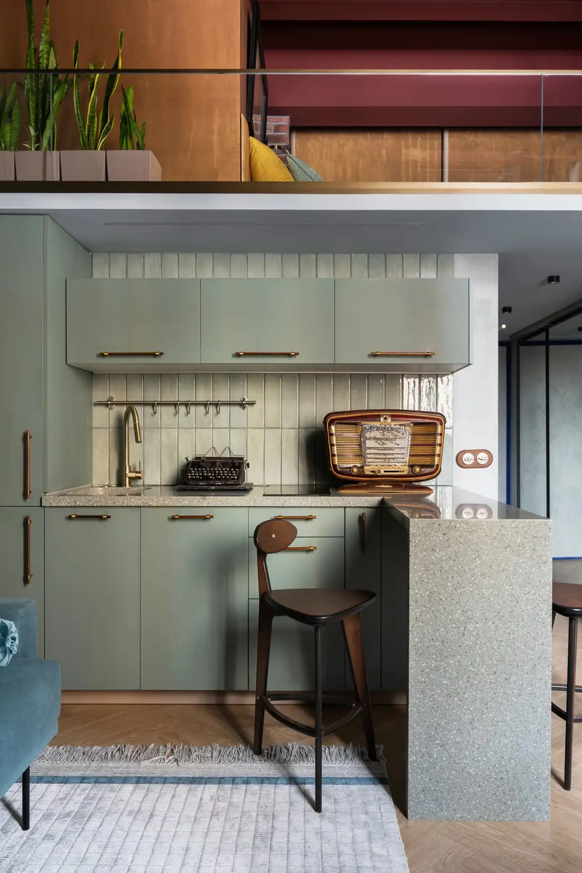 Retró rádió ihlette enteriőr, hálószoba a galérián