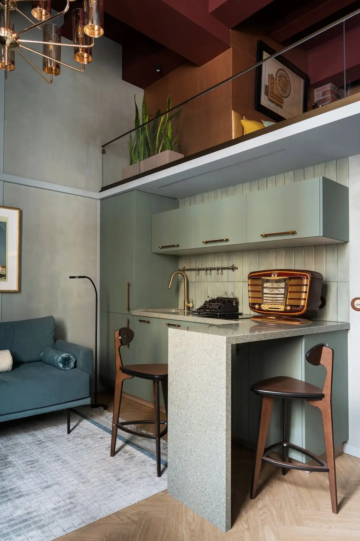 Retró rádió ihlette enteriőr, hálószoba a galérián