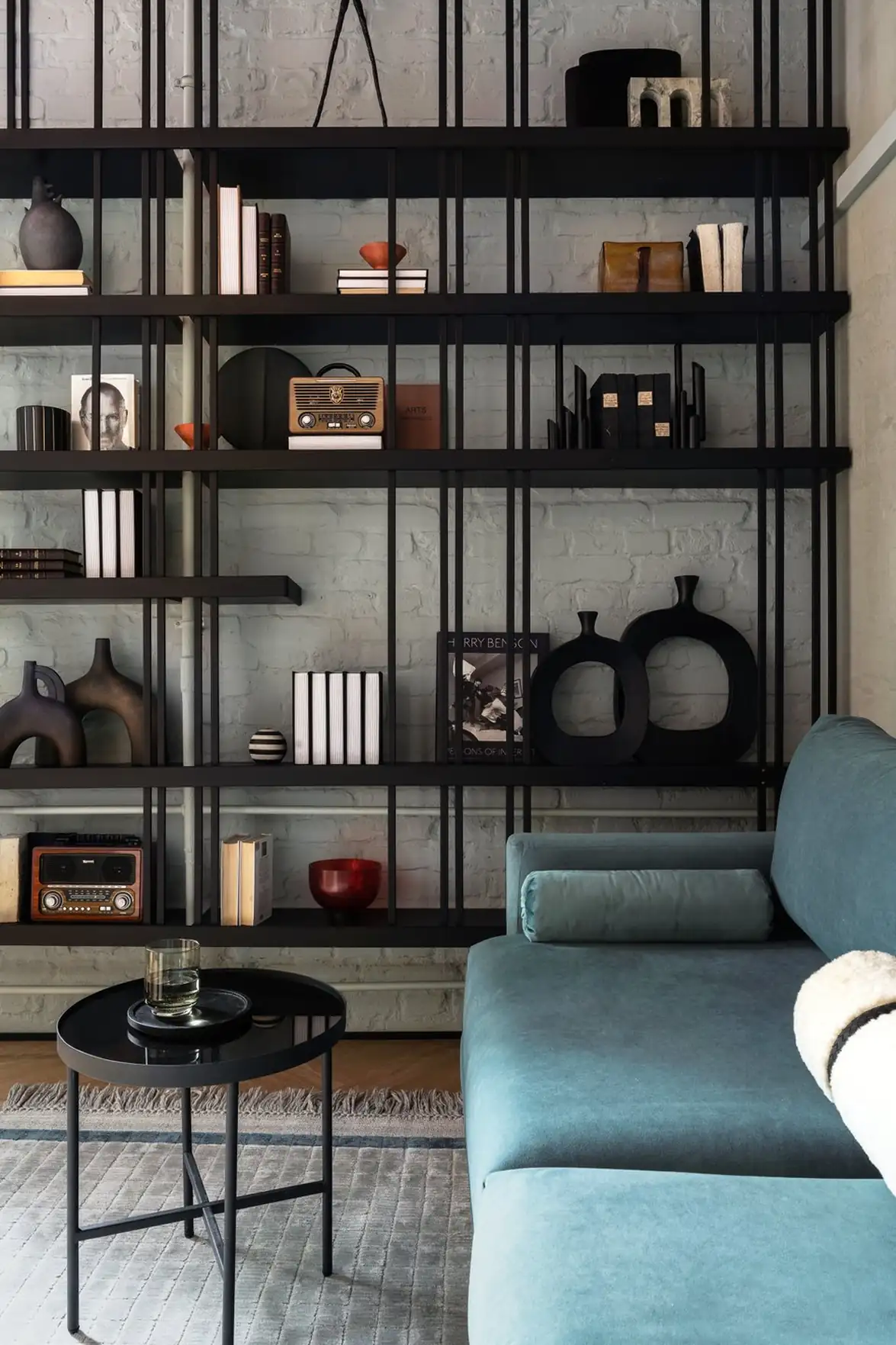 Retró rádió ihlette enteriőr, hálószoba a galérián