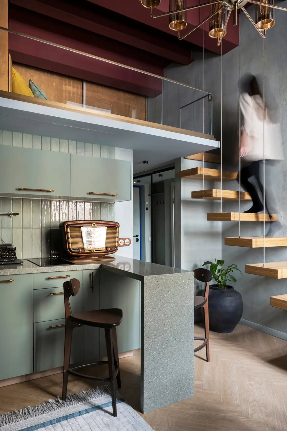 Retró rádió ihlette enteriőr, hálószoba a galérián