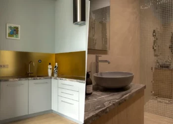 Sárgaréz konyha hátfal és tükörmozaik hölgy 40 m2-es lakásában