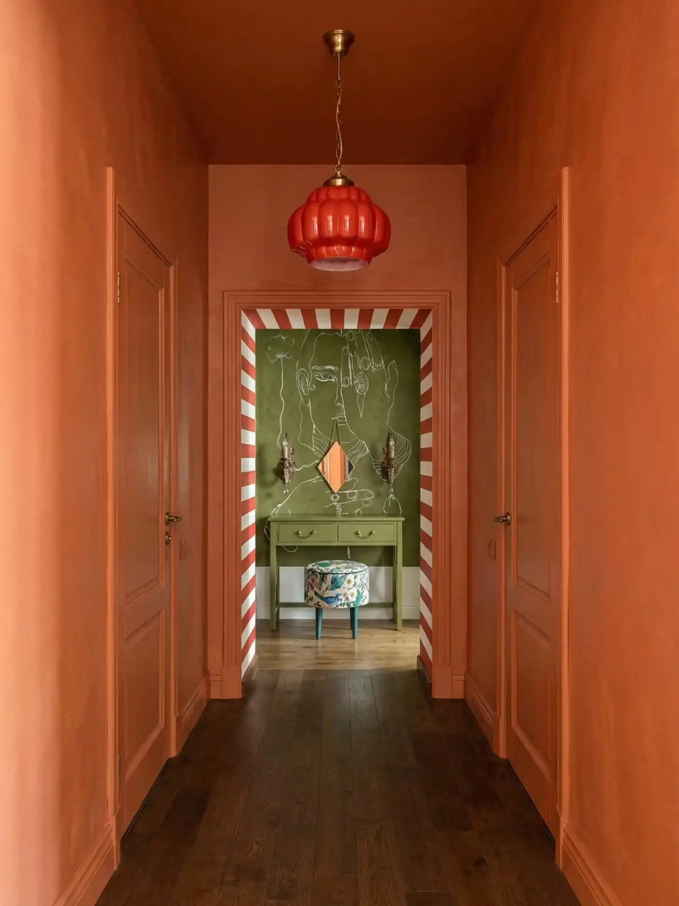 Lerobbant öreg lakás felújítása: drámai színek, maximalista eklektika