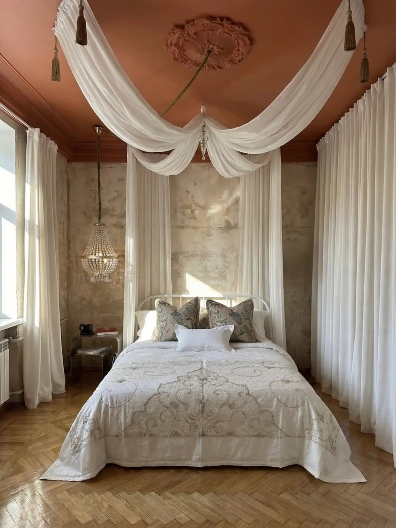 Lerobbant öreg lakás felújítása: drámai színek, maximalista eklektika