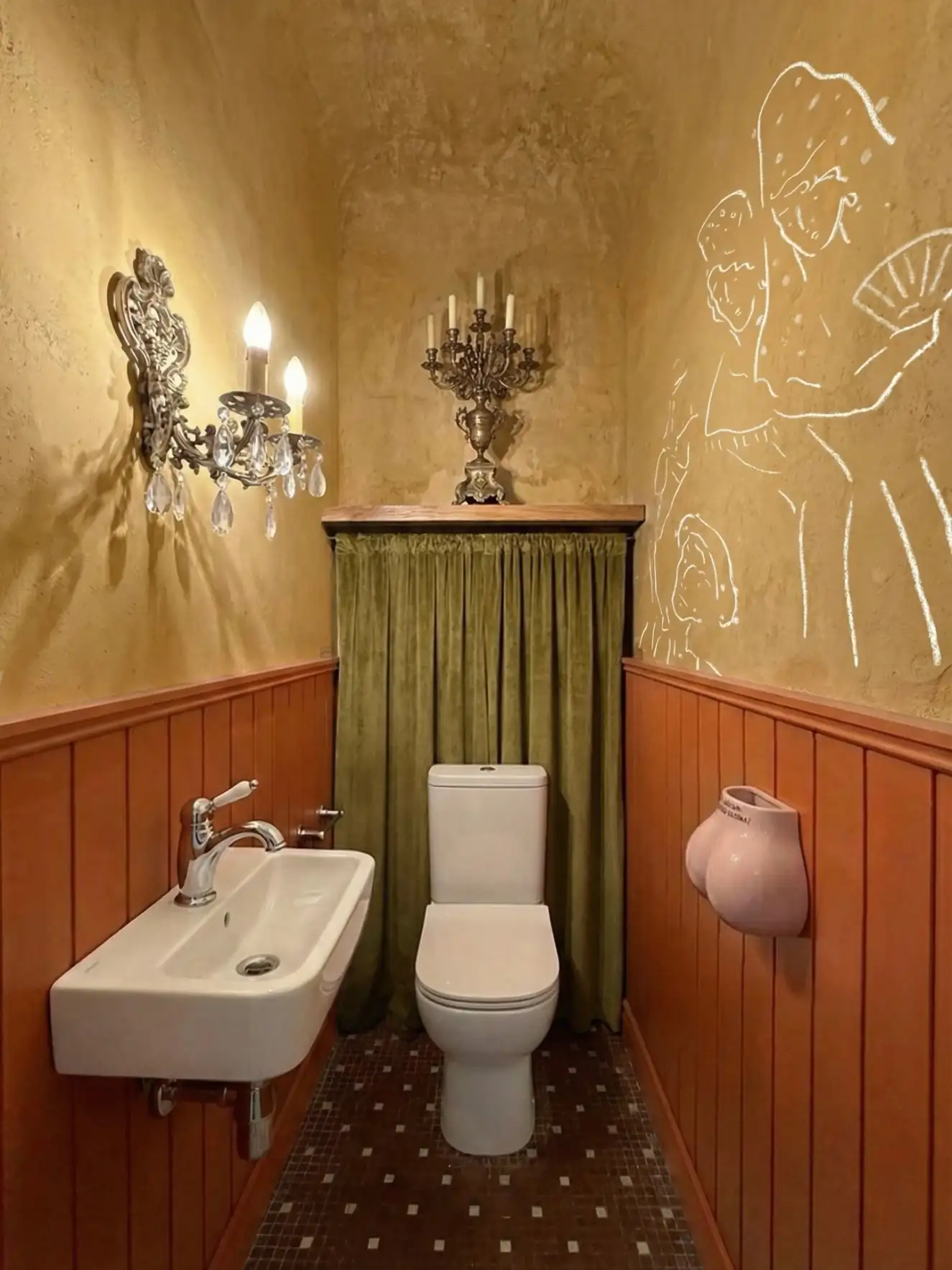 Lerobbant öreg lakás felújítása: drámai színek, maximalista eklektika