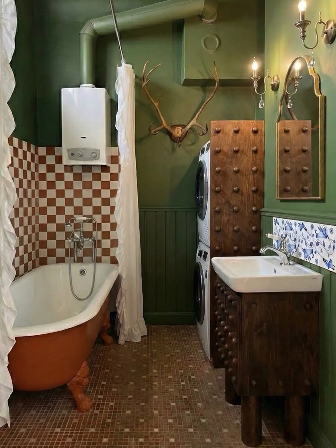 Lerobbant öreg lakás felújítása: drámai színek, maximalista eklektika