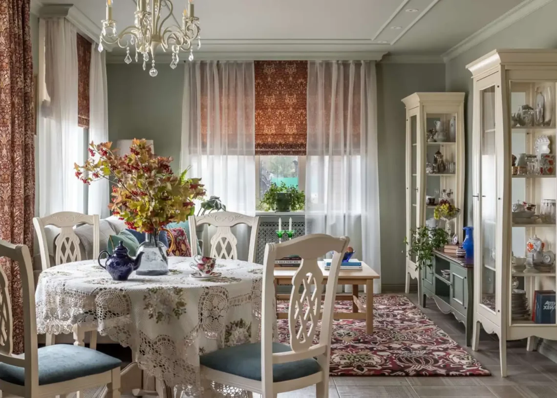 Vidám, angol stílusból merítő enteriőr hagyományos motívumokkal
