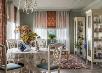 Vidám, angol stílusból merítő enteriőr hagyományos motívumokkal