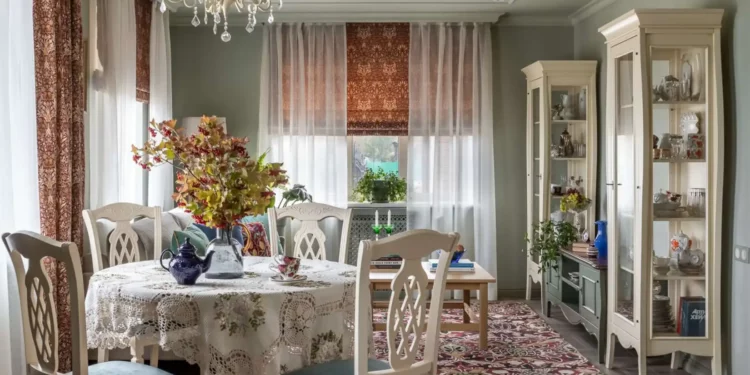 Vidám, angol stílusból merítő enteriőr hagyományos motívumokkal