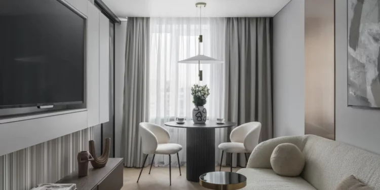 Lágy minimalizmus, funkcionális alaprajzi átalakítás és vizuálisan nyugodt összhatás 57 m2-en