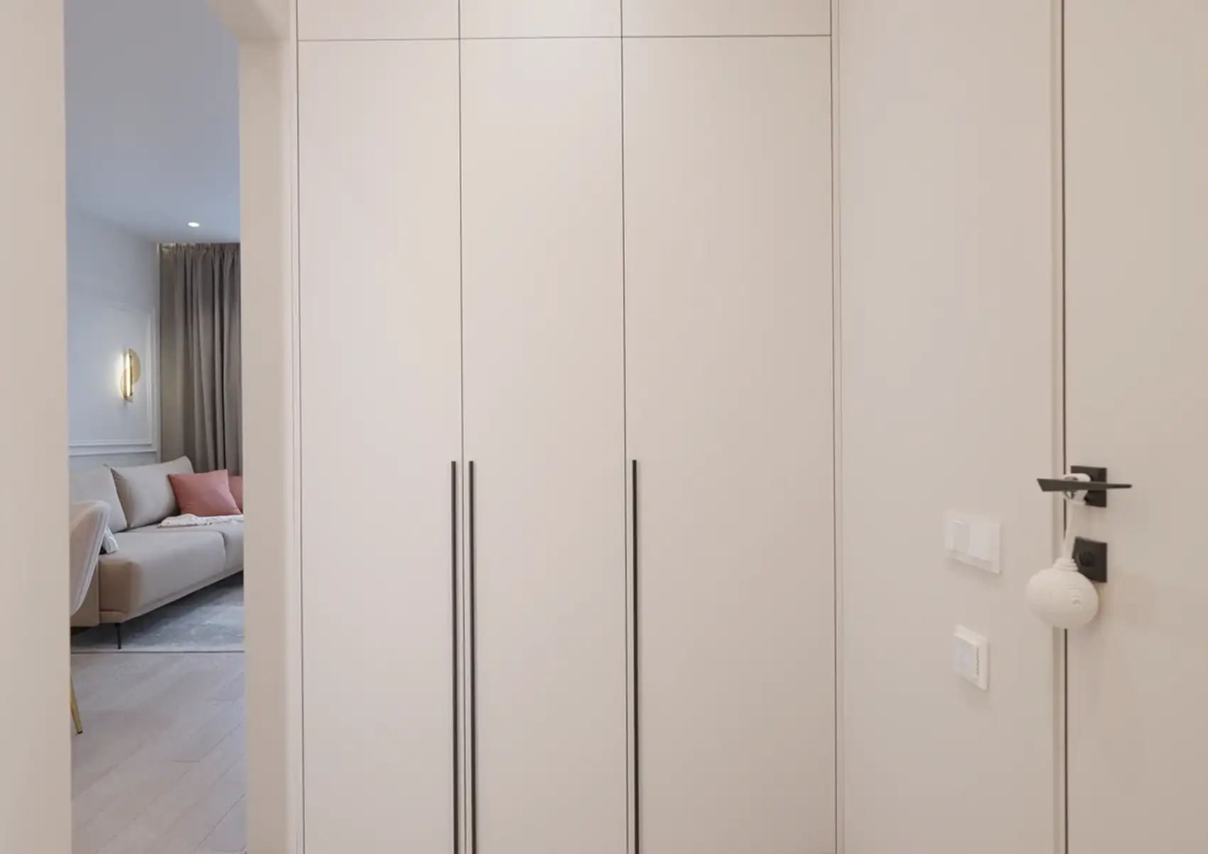Tejfehér kis lakás: stílusos és praktikus élettér új, 40 m2-es lakásban