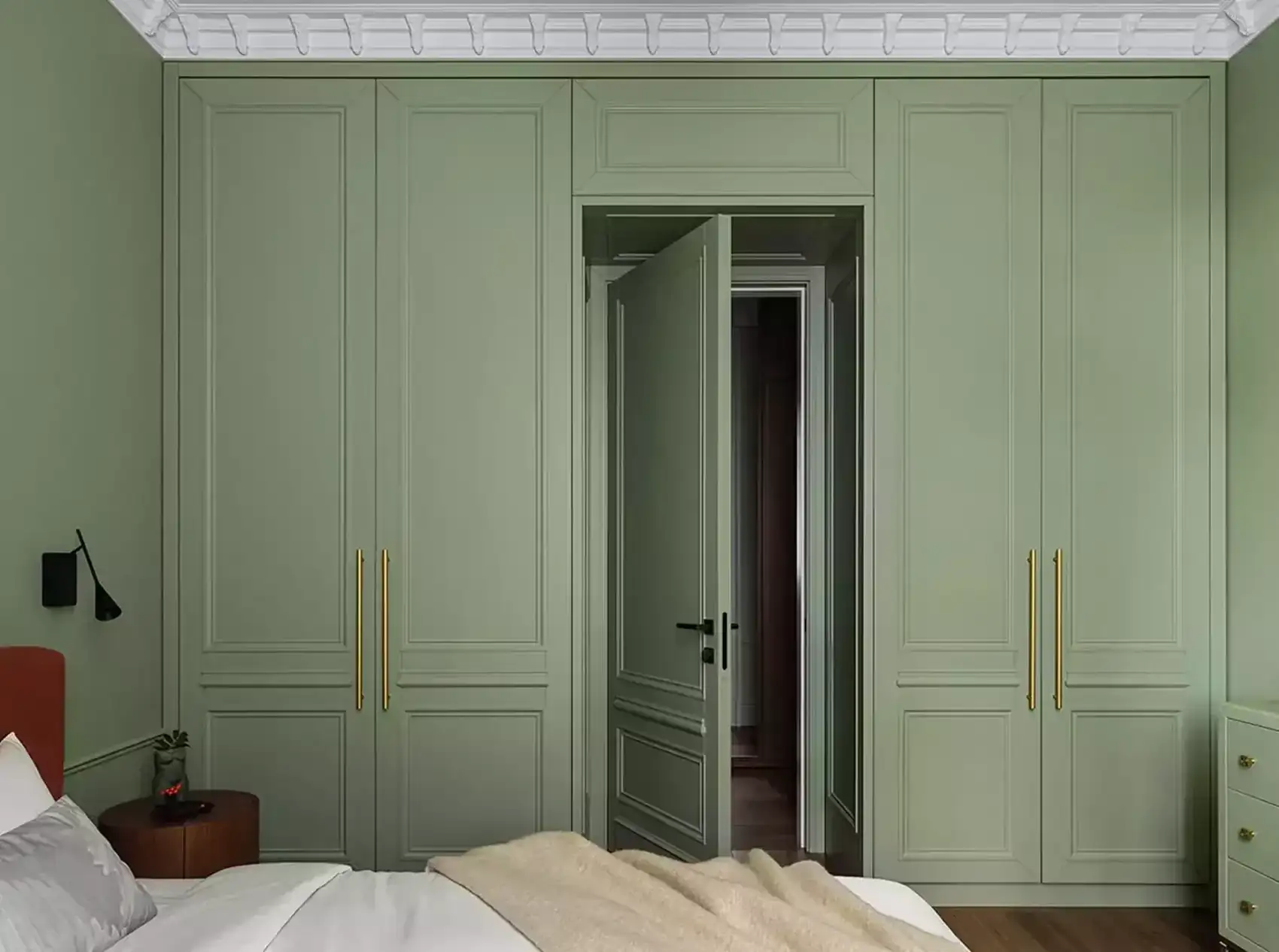 Polgári lakás újjászületése színes eleganciával, 90 nm