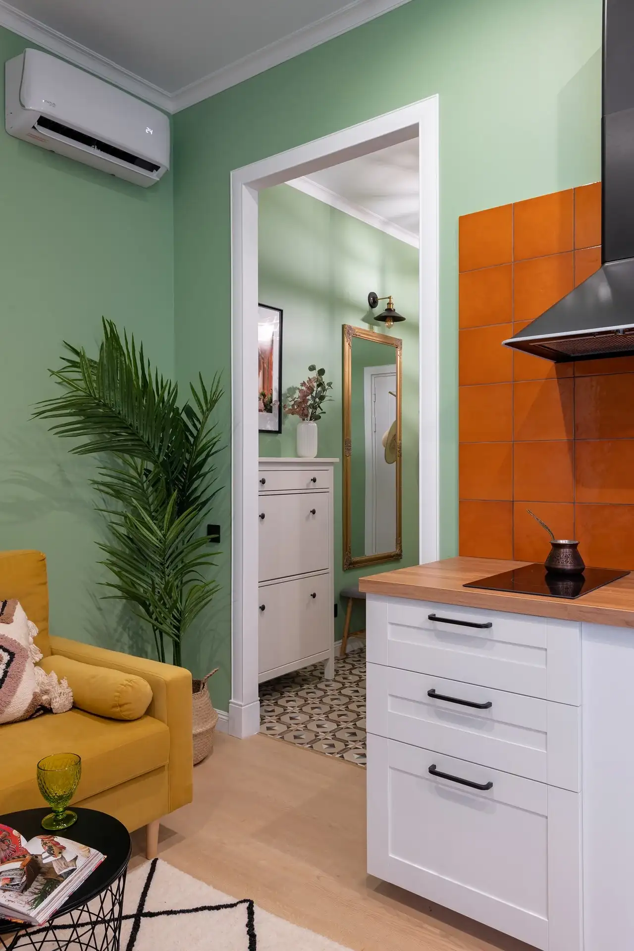 Pozitív hangulatú kislakás-enteriőr: színek és IKEA bútorok