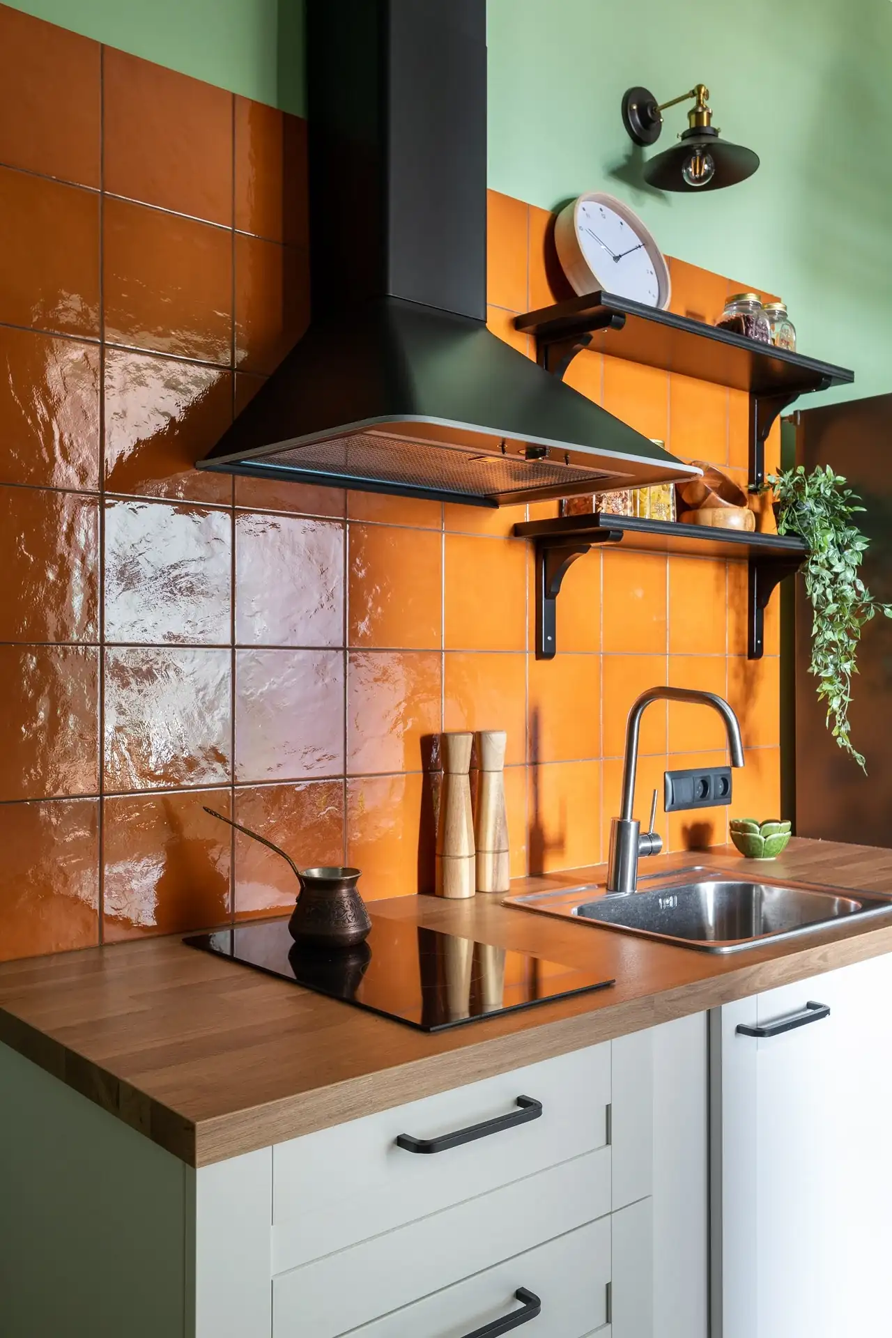 Pozitív hangulatú kislakás-enteriőr: színek és IKEA bútorok
