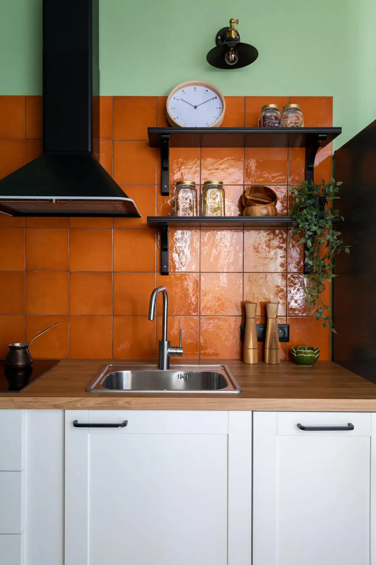Pozitív hangulatú kislakás-enteriőr: színek és IKEA bútorok