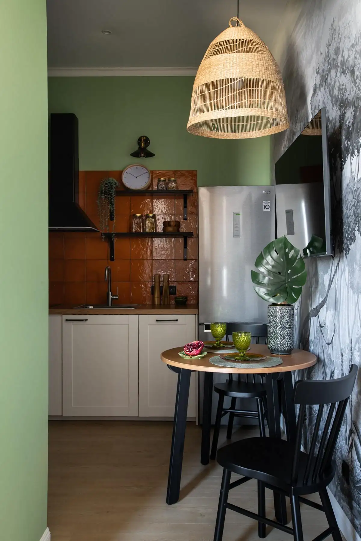 Pozitív hangulatú kislakás-enteriőr: színek és IKEA bútorok