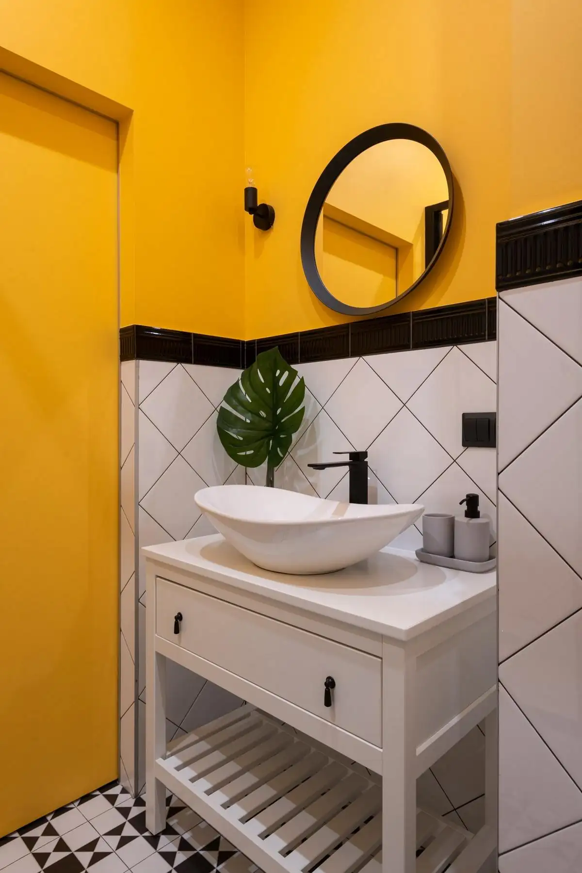 Pozitív hangulatú kislakás-enteriőr: színek és IKEA bútorok