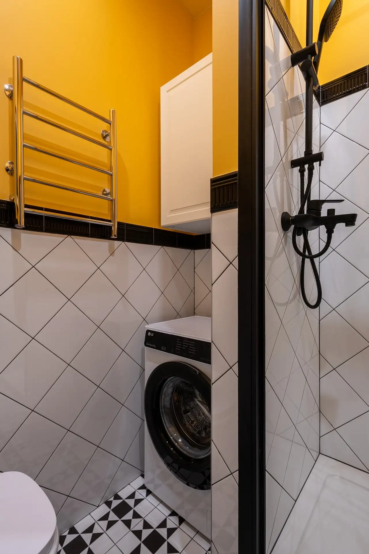 Pozitív hangulatú kislakás-enteriőr: színek és IKEA bútorok