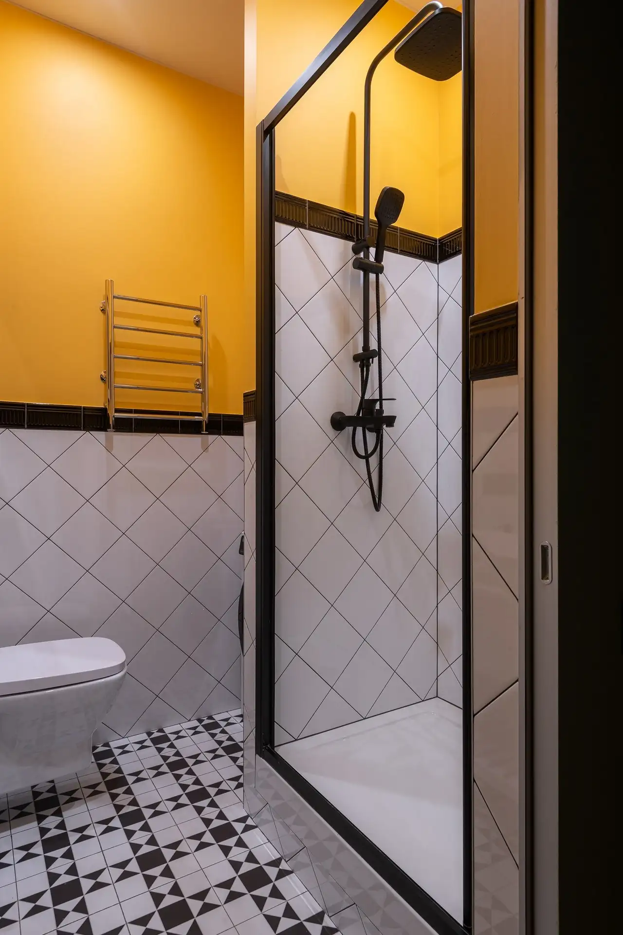 Pozitív hangulatú kislakás-enteriőr: színek és IKEA bútorok