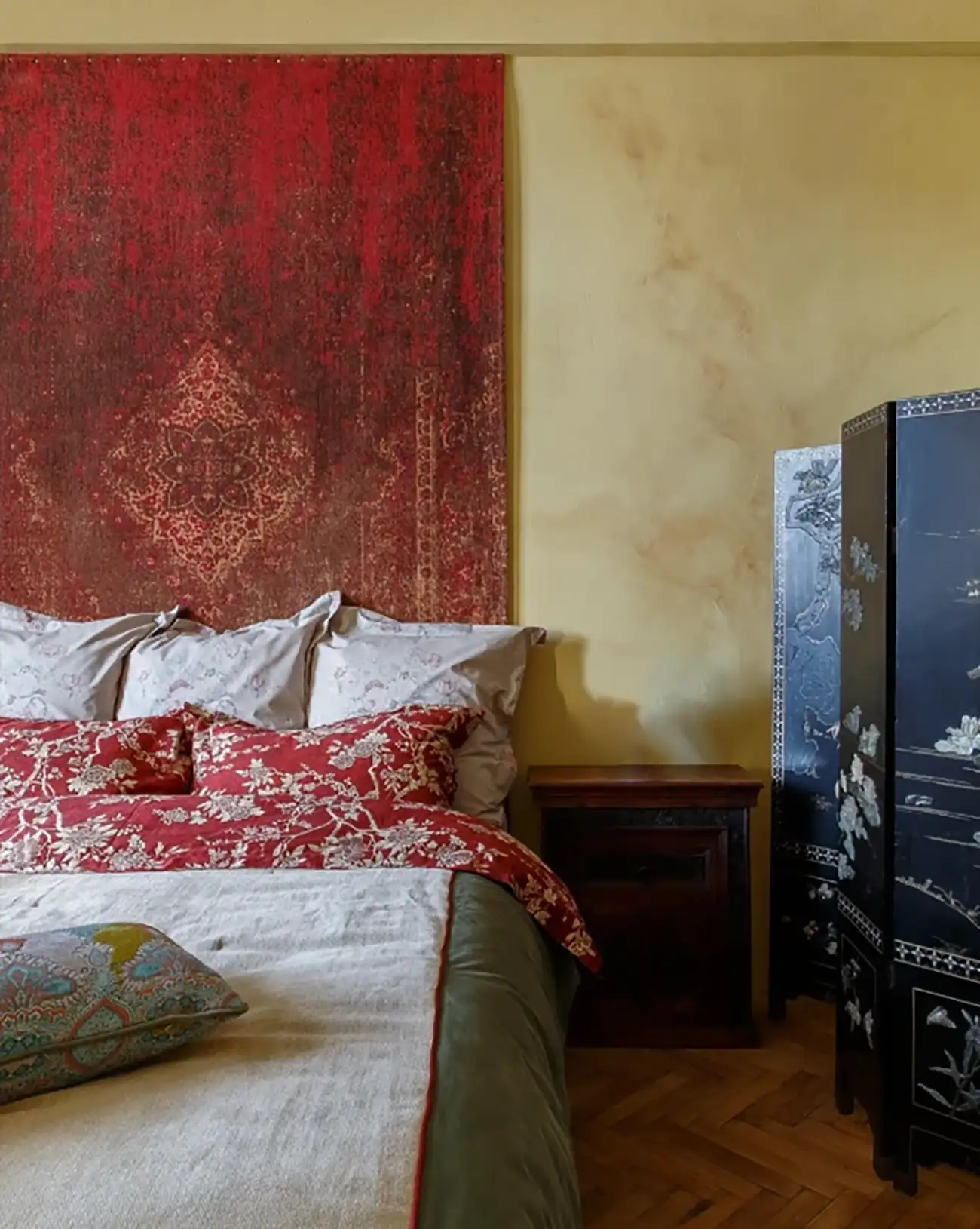 Szőnyeg a falon: régi megoldás modern enteriőrökben