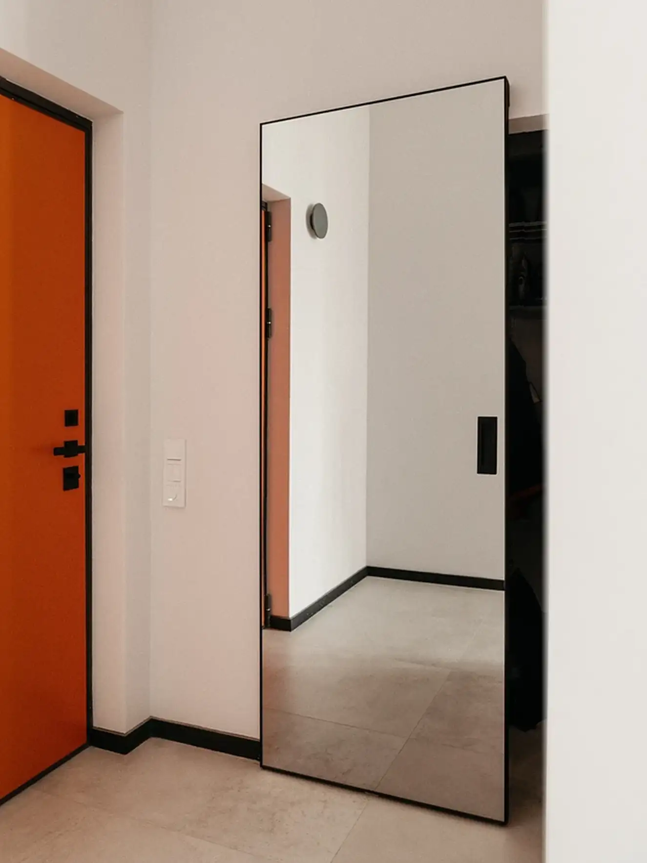 Zónázás üvegtéglával, színes konyhabútor és okos tárolás egy modern kislakásban