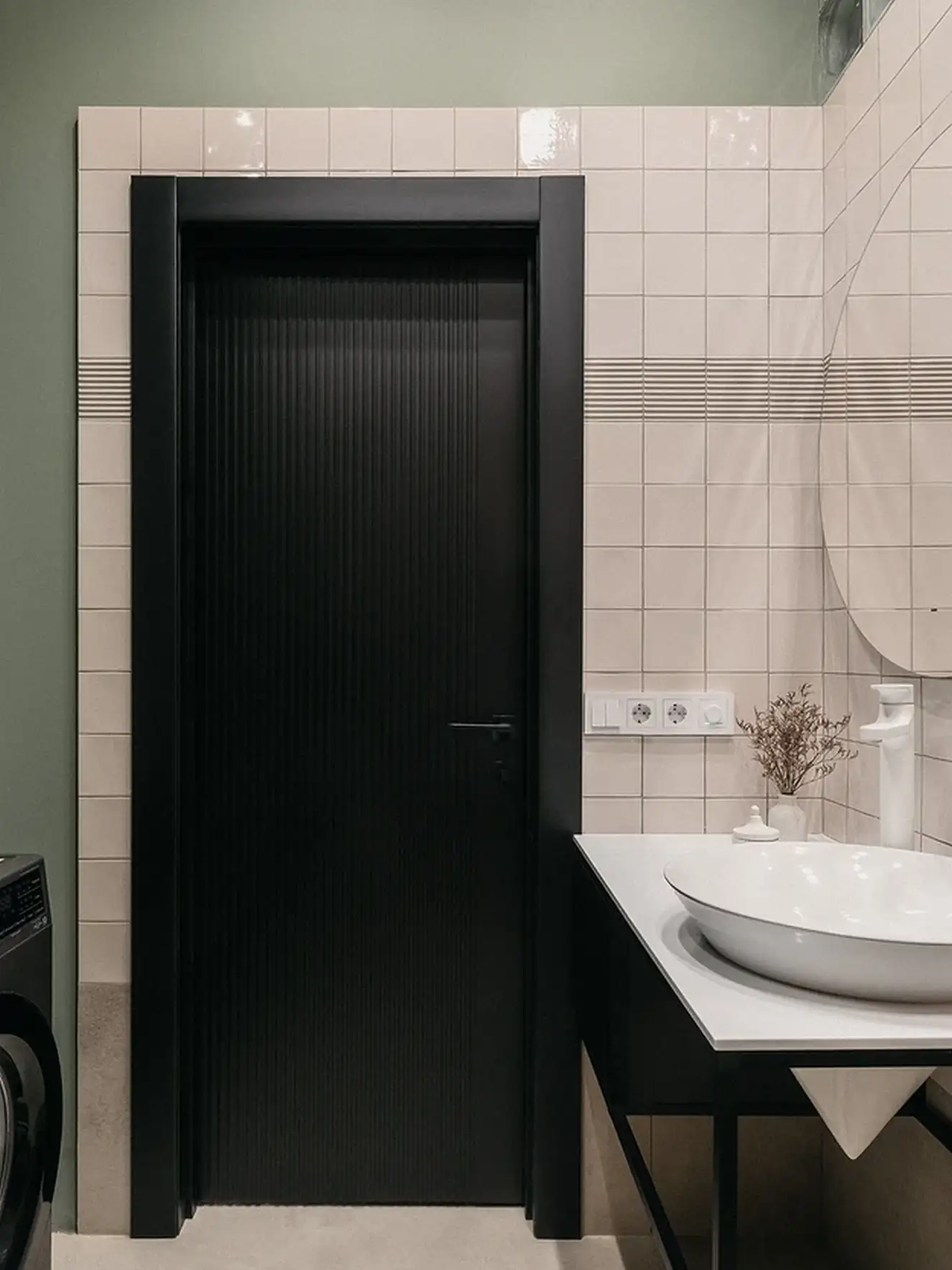Zónázás üvegtéglával, színes konyhabútor és okos tárolás egy modern kislakásban