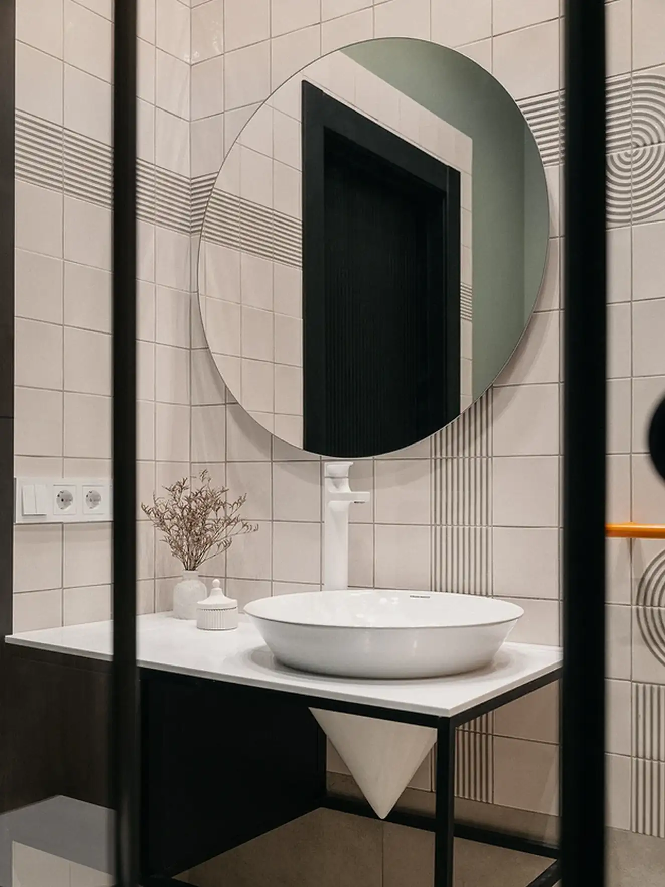 Zónázás üvegtéglával, színes konyhabútor és okos tárolás egy modern kislakásban