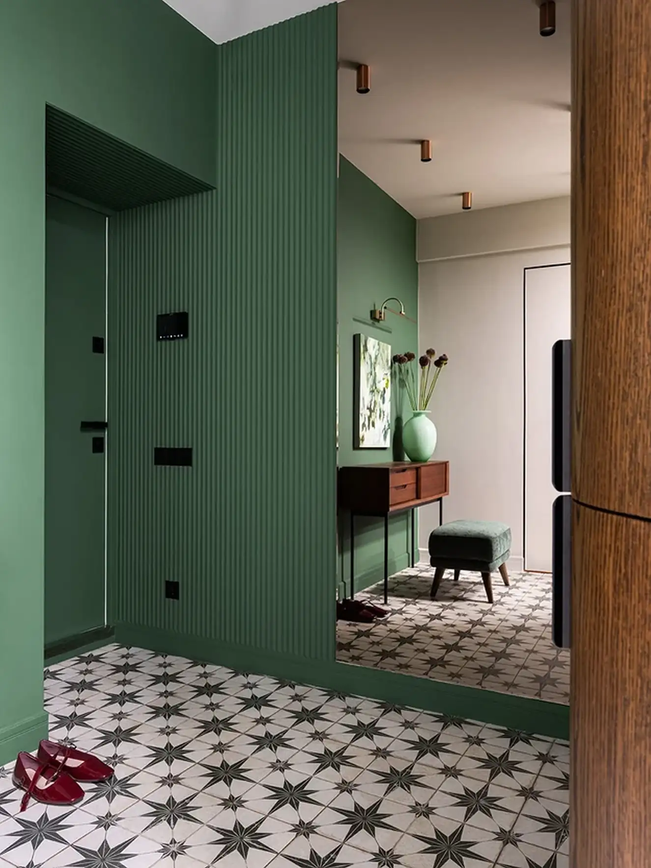Századközepi modern részletek, zöld hangsúlyok és kortárs művészet 76 m²-en