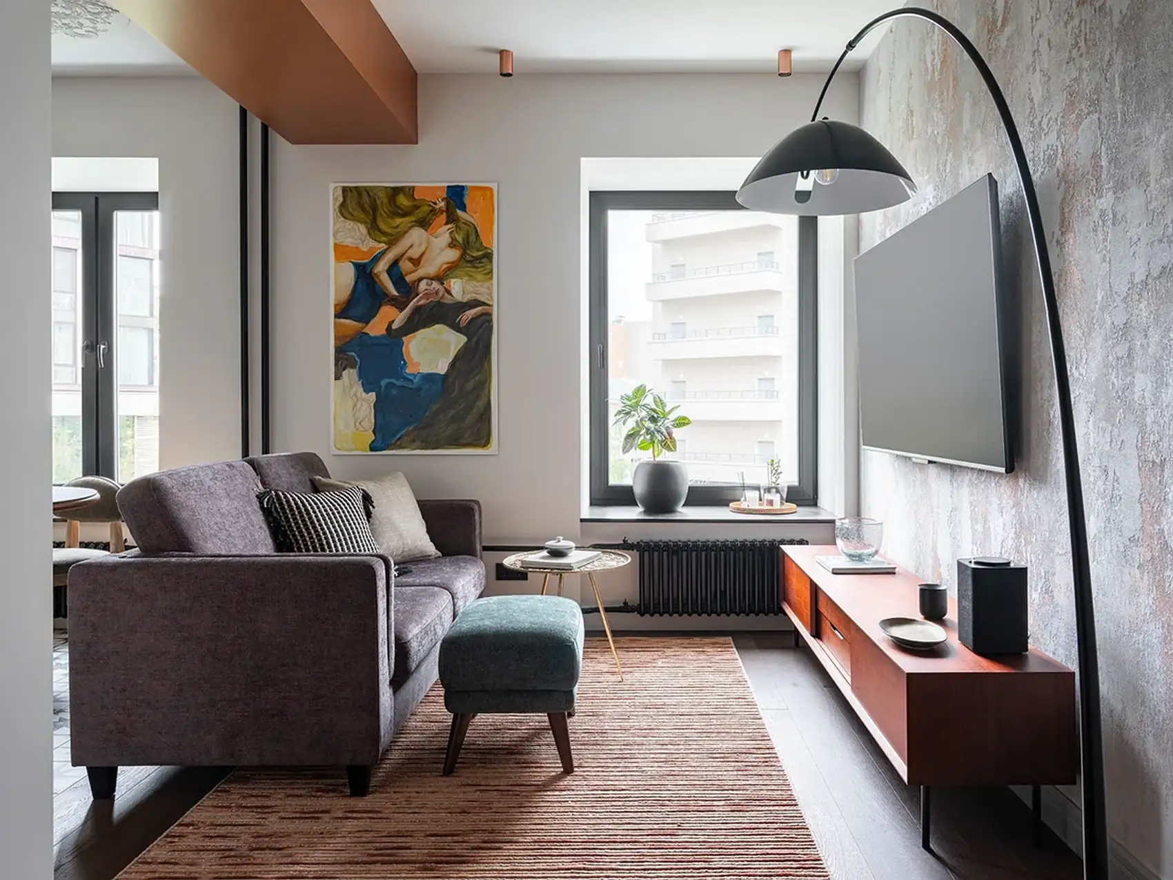 Századközepi modern részletek, zöld hangsúlyok és kortárs művészet 76 m²-en