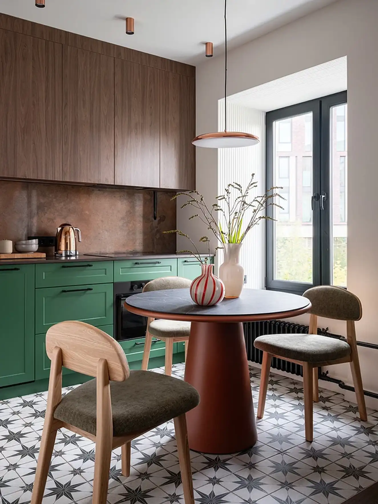 Századközepi modern részletek, zöld hangsúlyok és kortárs művészet 76 m²-en