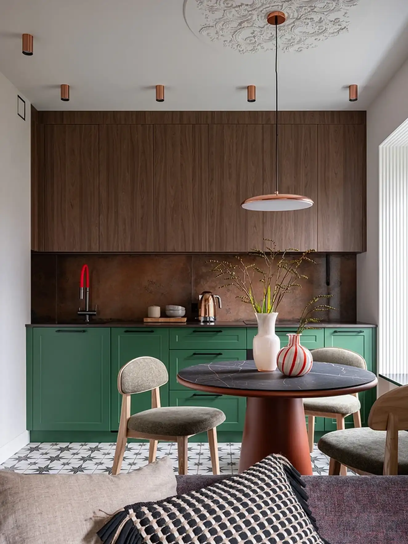 Századközepi modern részletek, zöld hangsúlyok és kortárs művészet 76 m²-en