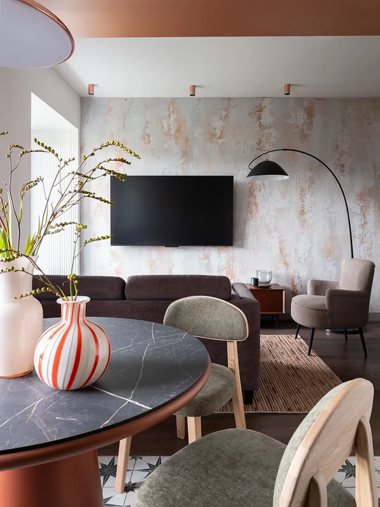 Századközepi modern részletek, zöld hangsúlyok és kortárs művészet 76 m²-en